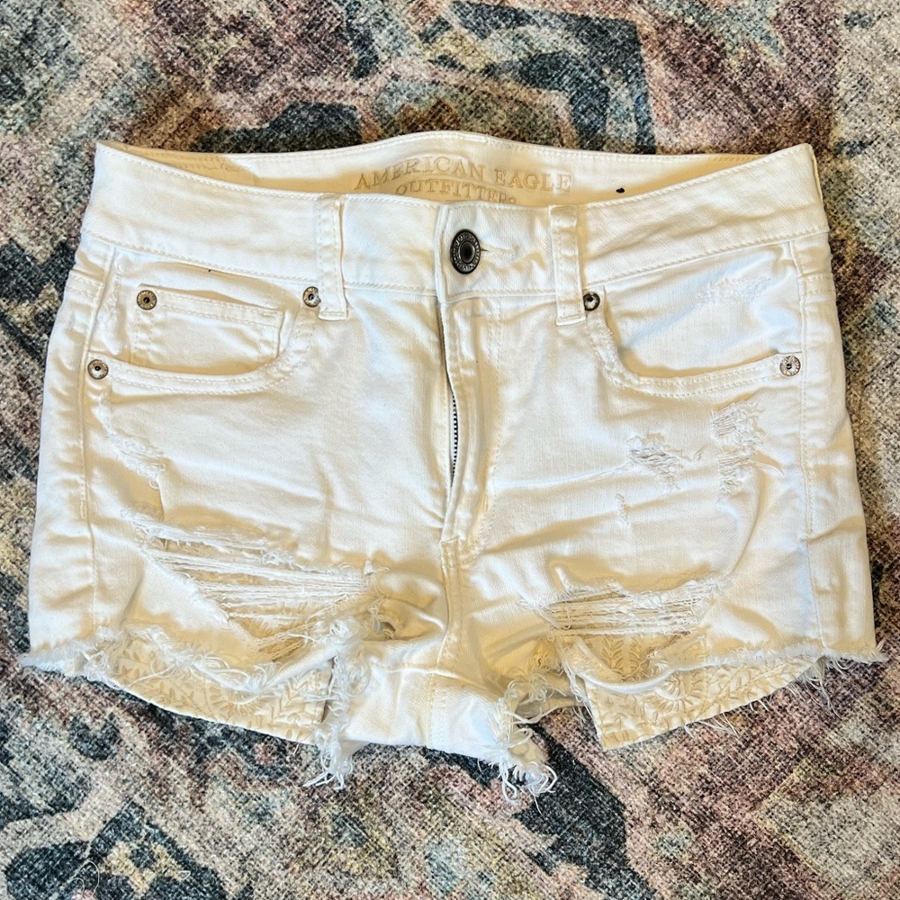 american eagle white shorts with decorated pockets